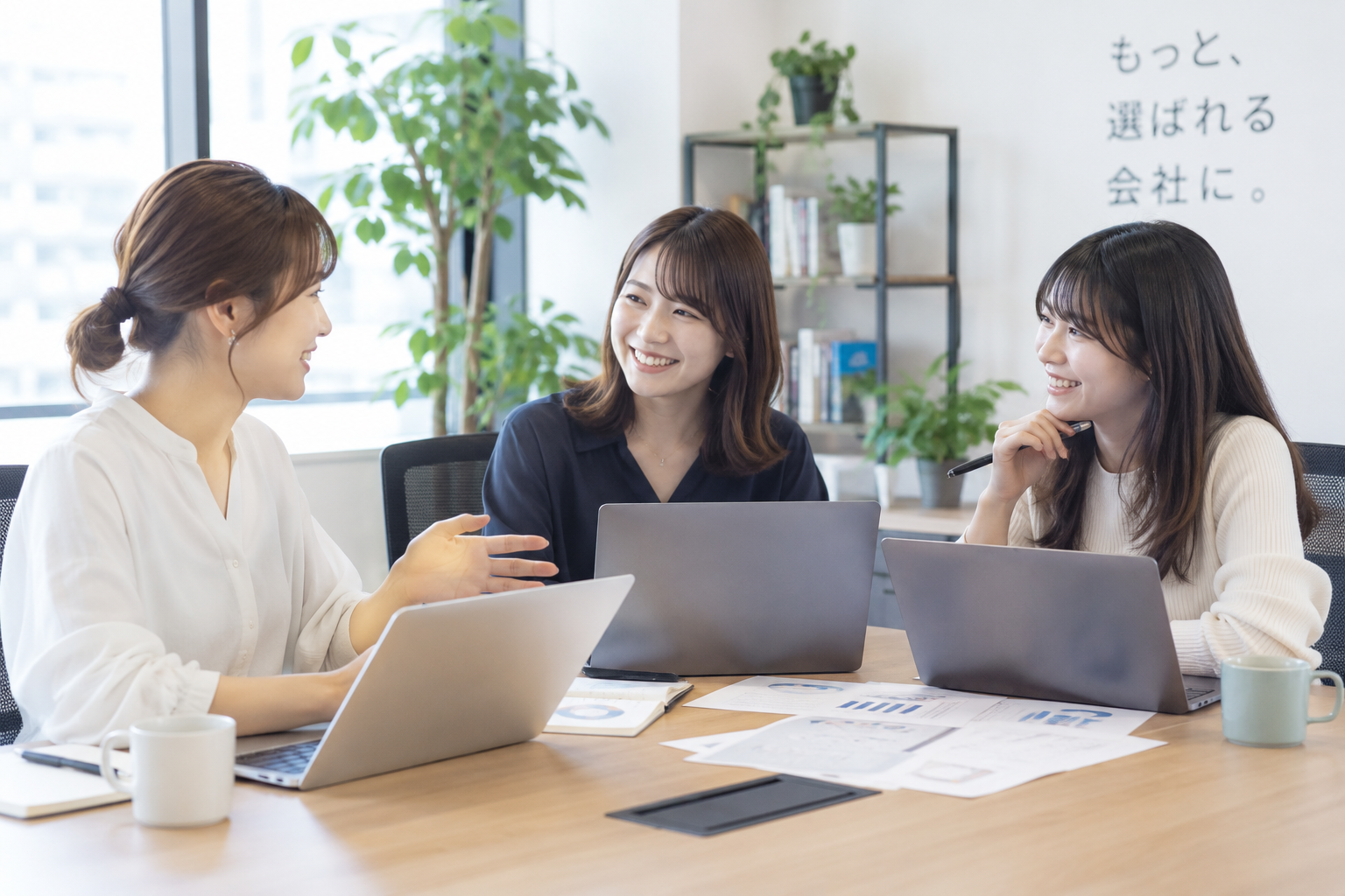 スタッフがミーティングをしている様子
